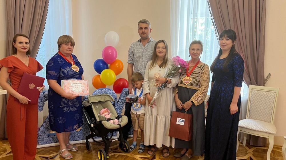 Отдел регистрации рождения города Симферополя провел торжественное имянаречение новорождённой Екатерины Сергеевны Кругликовой, родившейся 23 августа в семье Сергея Панаськова и Ксении Кругликовой. Отдел регистрации рождения города Симферополя провел торжественное имянаречение новорождённой Екатерины Сергеевны Кругликовой, родившейся 23 августа в семье Сергея Панаськова и Ксении Кругликовой.