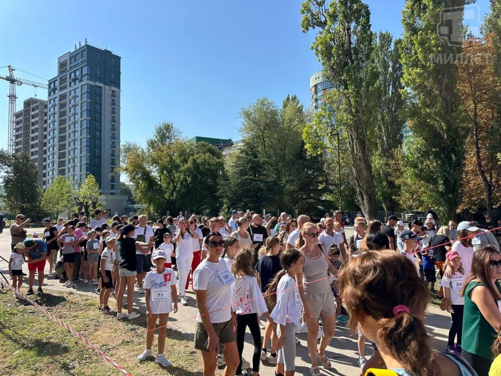 В Симферополе прошёл спортивный семейный забег, приуроченный ко Дню знаний и Году семьи В Симферополе прошёл спортивный семейный забег, приуроченный ко Дню знаний и Году семьи