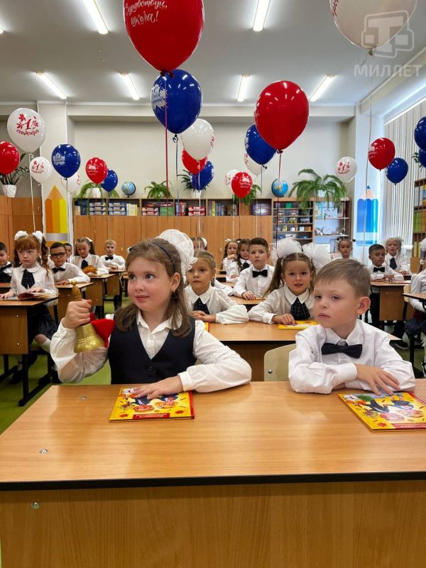 В лицее Крымской весны прошла торжественная линейка, посвящённая Дню знаний В лицее Крымской весны прошла торжественная линейка, посвящённая Дню знаний
