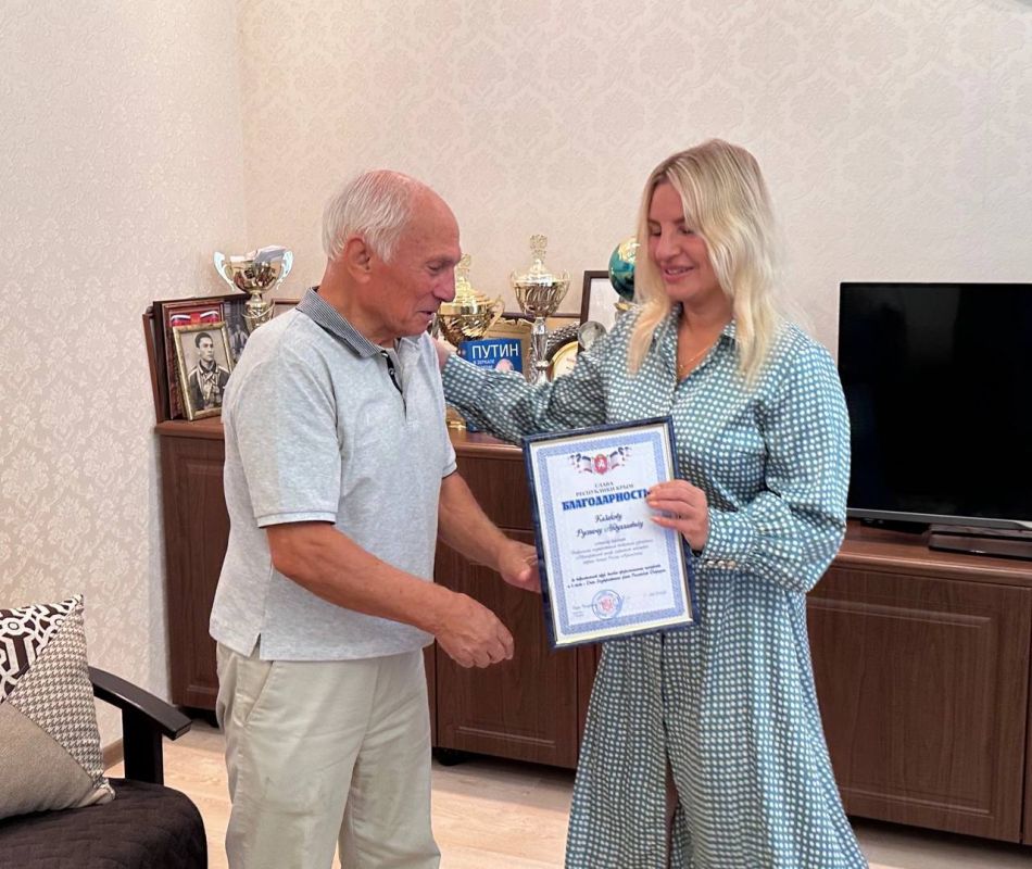 Министр спорта Ольга Торубарова вручила благодарность Главы Республики Крым Сергея Валерьевича Аксенова Рустему Абдулаевичу Казакову Министр спорта Ольга Торубарова вручила благодарность Главы Республики Крым Сергея Валерьевича Аксенова Рустему Абдулаевичу Казакову