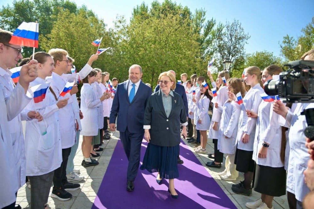 «Сегодня вы становитесь частью большой и дружной семьи ФМБА России – Агентства особого назначения» «Сегодня вы становитесь частью большой и дружной семьи ФМБА России – Агентства особого назначения»