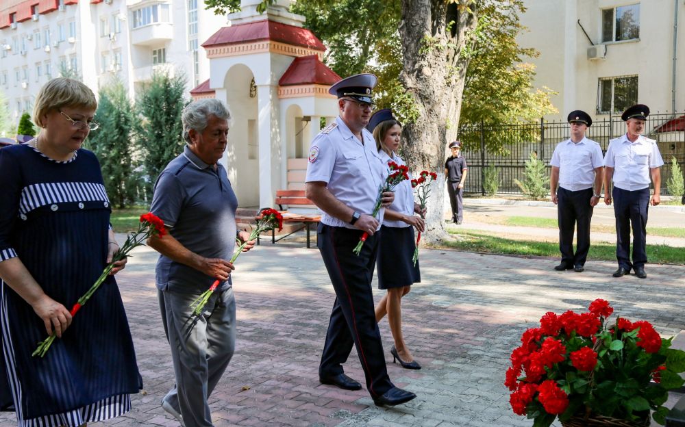 В МВД по Республике Крым состоялась церемония вручения служебных удостоверений В МВД по Республике Крым состоялась церемония вручения служебных удостоверений