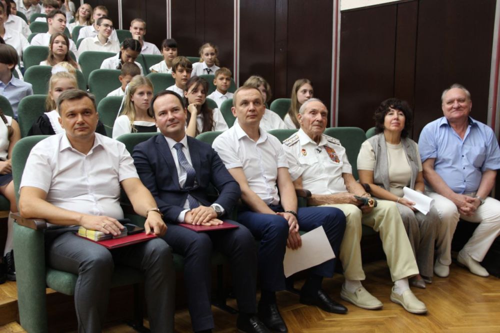 Константин Шимановский: В Ялте дан старт новому учебному году! Дружная школьная семья приняла в свои тёплые объятья более полутора тысяч первоклассников Константин Шимановский: В Ялте дан старт новому учебному году! Дружная школьная семья приняла в свои тёплые объятья более полутора тысяч первоклассников