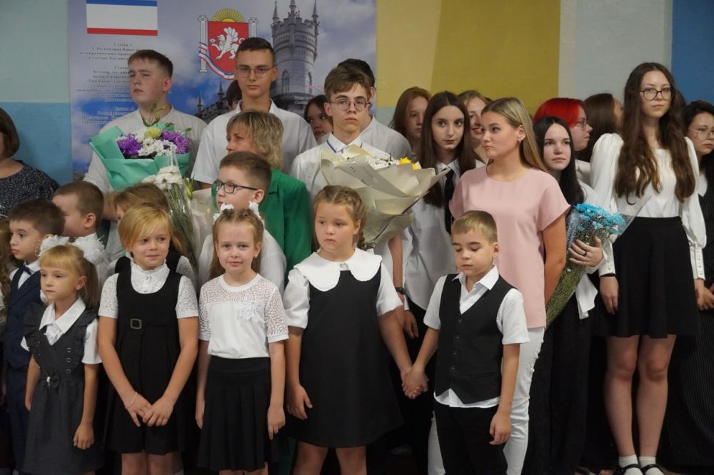 #дети_и_образование. Сегодня во всех школах города прозвенели первые звонки, оповестив о начале нового учебного года. Около 12 300 учащихся сели за школьные парты. Для более 1 100 первоклассников начался новый интересный этап в жизни #дети_и_образование. Сегодня во всех школах города прозвенели первые звонки, оповестив о начале нового учебного года. Около 12 300 учащихся сели за школьные парты. Для более 1 100 первоклассников начался новый интересный этап в жизни