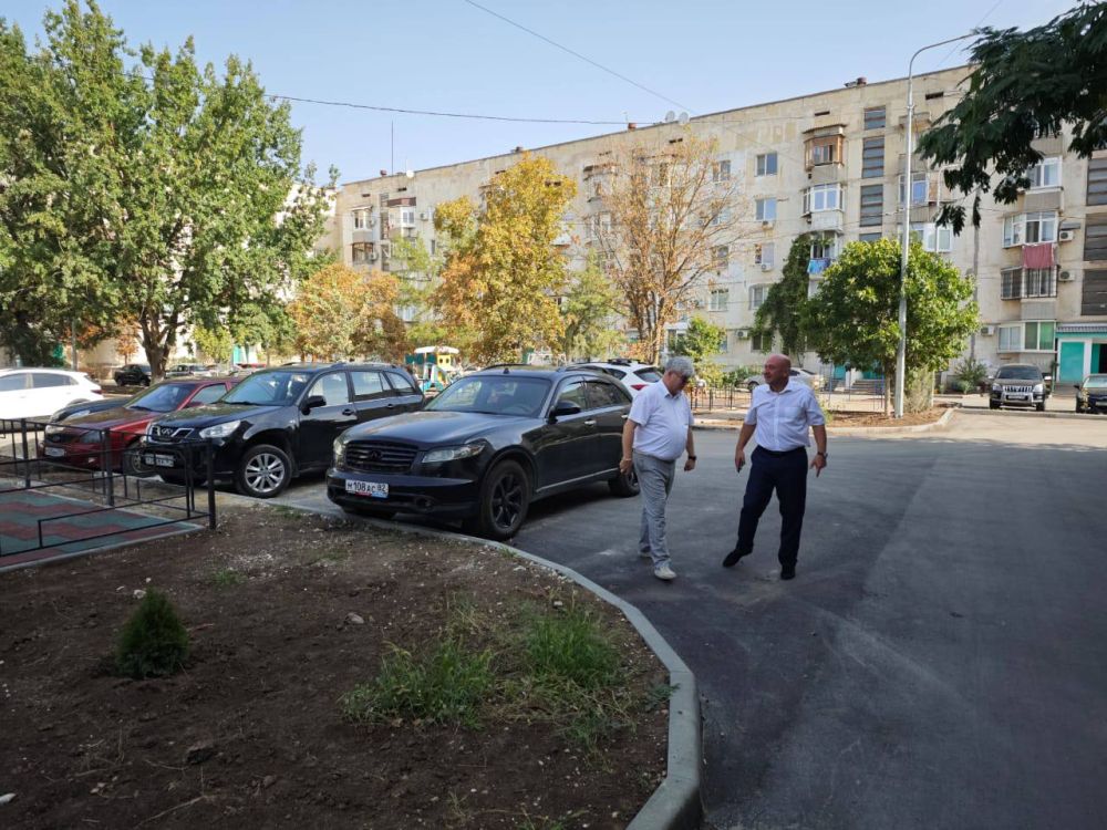 Михаил Назаров: Сегодня в ходе рабочего визита в город Джанкой совместно с главой администрации города Игорем Ивиным проверили ход работ по благоустройству сквера "Крымской весны" и дворовых территорий МКД Михаил Назаров: Сегодня в ходе рабочего визита в город Джанкой совместно с главой администрации города Игорем Ивиным проверили ход работ по благоустройству сквера "Крымской весны" и дворовых территорий МКД