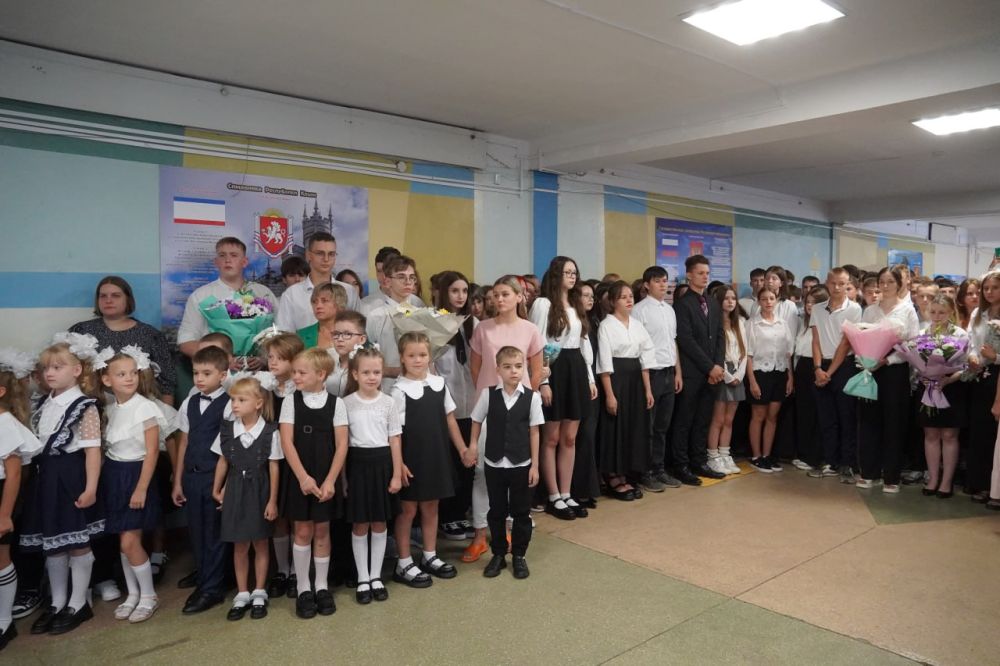 #дети_и_образование. Сегодня во всех школах города прозвенели первые звонки, оповестив о начале нового учебного года. Около 12 300 учащихся сели за школьные парты. Для более 1 100 первоклассников начался новый интересный этап в жизни #дети_и_образование. Сегодня во всех школах города прозвенели первые звонки, оповестив о начале нового учебного года. Около 12 300 учащихся сели за школьные парты. Для более 1 100 первоклассников начался новый интересный этап в жизни