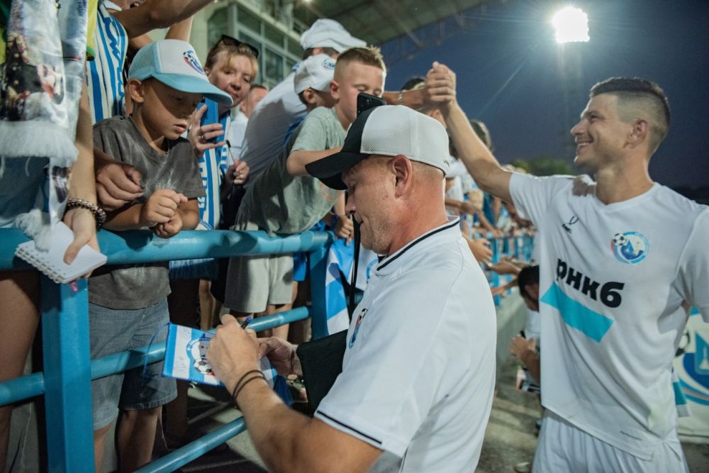 Все на футбол, болеем за наших Все на футбол, болеем за наших