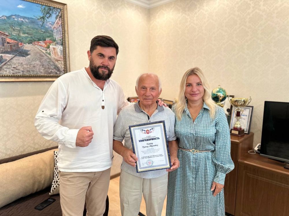 Министр спорта Ольга Торубарова вручила благодарность Главы Республики Крым Сергея Валерьевича Аксенова Рустему Абдулаевичу Казакову Министр спорта Ольга Торубарова вручила благодарность Главы Республики Крым Сергея Валерьевича Аксенова Рустему Абдулаевичу Казакову