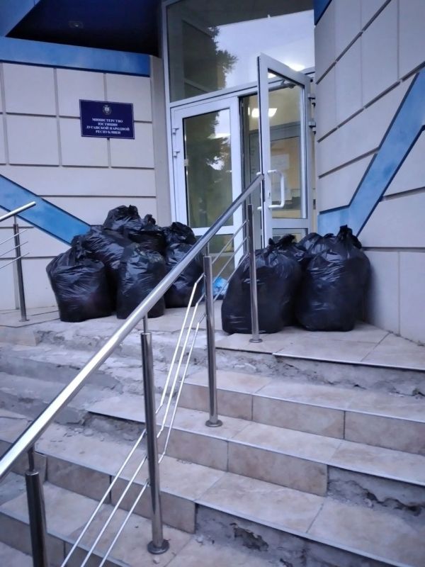 На минувших выходных жители новых регионов, в частности ЛНР получили несколько тонн гуманитарной помощи от жителей Крыма На минувших выходных жители новых регионов, в частности ЛНР получили несколько тонн гуманитарной помощи от жителей Крыма