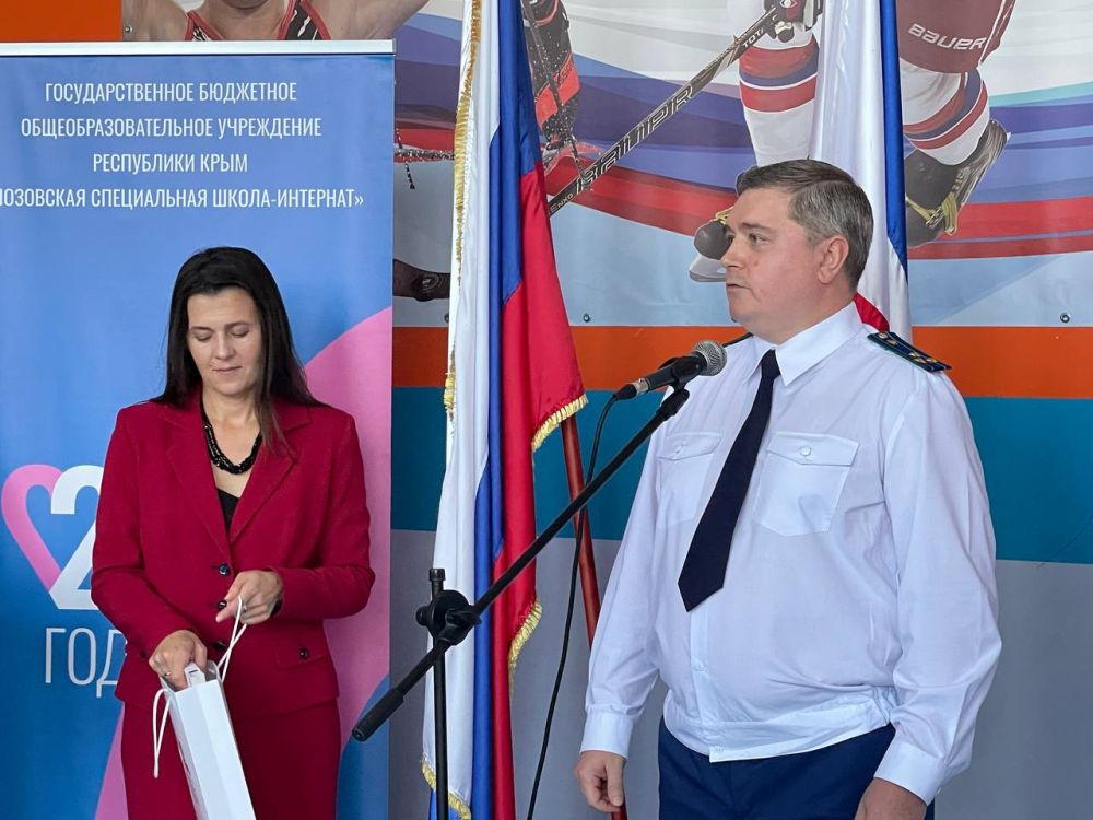 Заместитель прокурора Крыма Владимир Кузнецов поздравил воспитанников Лозовской школы-интерната с Днём знаний Заместитель прокурора Крыма Владимир Кузнецов поздравил воспитанников Лозовской школы-интерната с Днём знаний