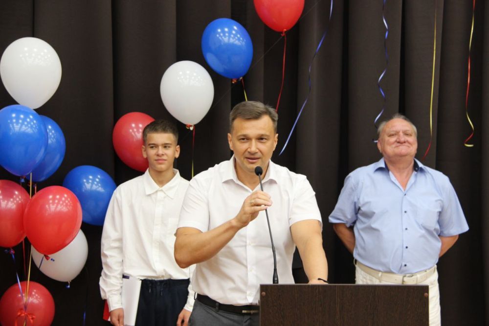 Константин Шимановский: В Ялте дан старт новому учебному году! Дружная школьная семья приняла в свои тёплые объятья более полутора тысяч первоклассников Константин Шимановский: В Ялте дан старт новому учебному году! Дружная школьная семья приняла в свои тёплые объятья более полутора тысяч первоклассников