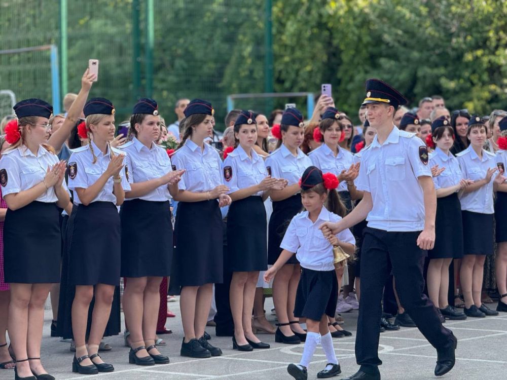 Заместитель начальника УМВД России по г. Севастополю полковник полиции Жанна Данилина поздравила с началом учебного года кадет органов внутренних дел и школьников Заместитель начальника УМВД России по г. Севастополю полковник полиции Жанна Данилина поздравила с началом учебного года кадет органов внутренних дел и школьников