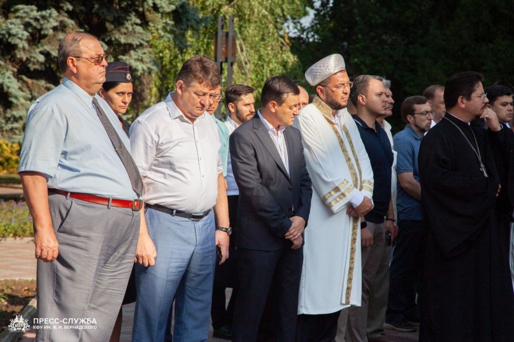 Первый заместитель председателя Государственного комитета по делам межнациональных отношений Республики Крым Руслан Якубов и зампредседателя Айкуи Арутюнян приняли участие в памятной акции, которая приурочена 20-летию со дня трагедии в Беслане Первый заместитель председателя Государственного комитета по делам межнациональных отношений Республики Крым Руслан Якубов и зампредседателя Айкуи Арутюнян приняли участие в памятной акции, которая приурочена 20-летию со дня трагедии в Беслане