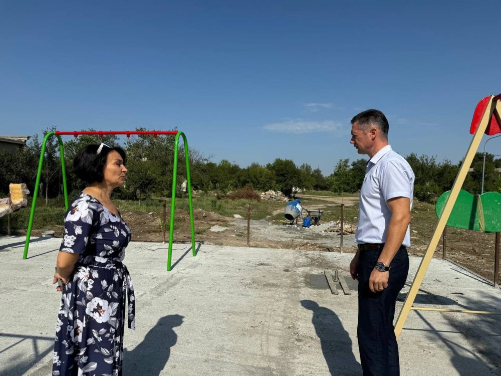 Благодаря инициативам граждан в Новоивановке идет установка детской площадки Благодаря инициативам граждан в Новоивановке идет установка детской площадки