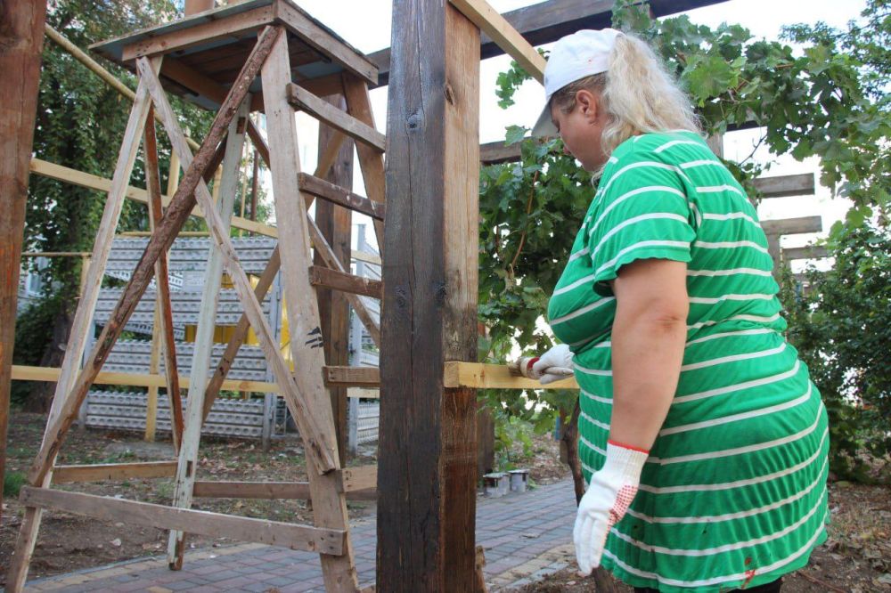 #ЖКХ_и_строительство. Беседка в зоне отдыха по ул. Сморжевского восстановлена! Бригада ремонтников завершила работы по восстановлению навеса #ЖКХ_и_строительство. Беседка в зоне отдыха по ул. Сморжевского восстановлена! Бригада ремонтников завершила работы по восстановлению навеса