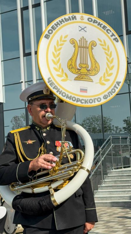 Было страшное время, когда в Мариуполе рвались бомбы и свистели пули Было страшное время, когда в Мариуполе рвались бомбы и свистели пули