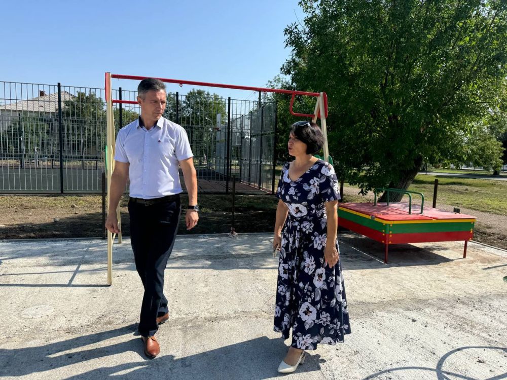 Благодаря инициативам граждан в Новоивановке идет установка детской площадки Благодаря инициативам граждан в Новоивановке идет установка детской площадки