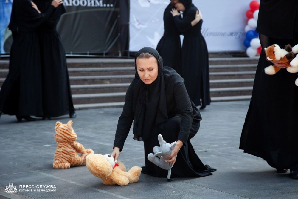Первый заместитель председателя Государственного комитета по делам межнациональных отношений Республики Крым Руслан Якубов и зампредседателя Айкуи Арутюнян приняли участие в памятной акции, которая приурочена 20-летию со дня трагедии в Беслане Первый заместитель председателя Государственного комитета по делам межнациональных отношений Республики Крым Руслан Якубов и зампредседателя Айкуи Арутюнян приняли участие в памятной акции, которая приурочена 20-летию со дня трагедии в Беслане