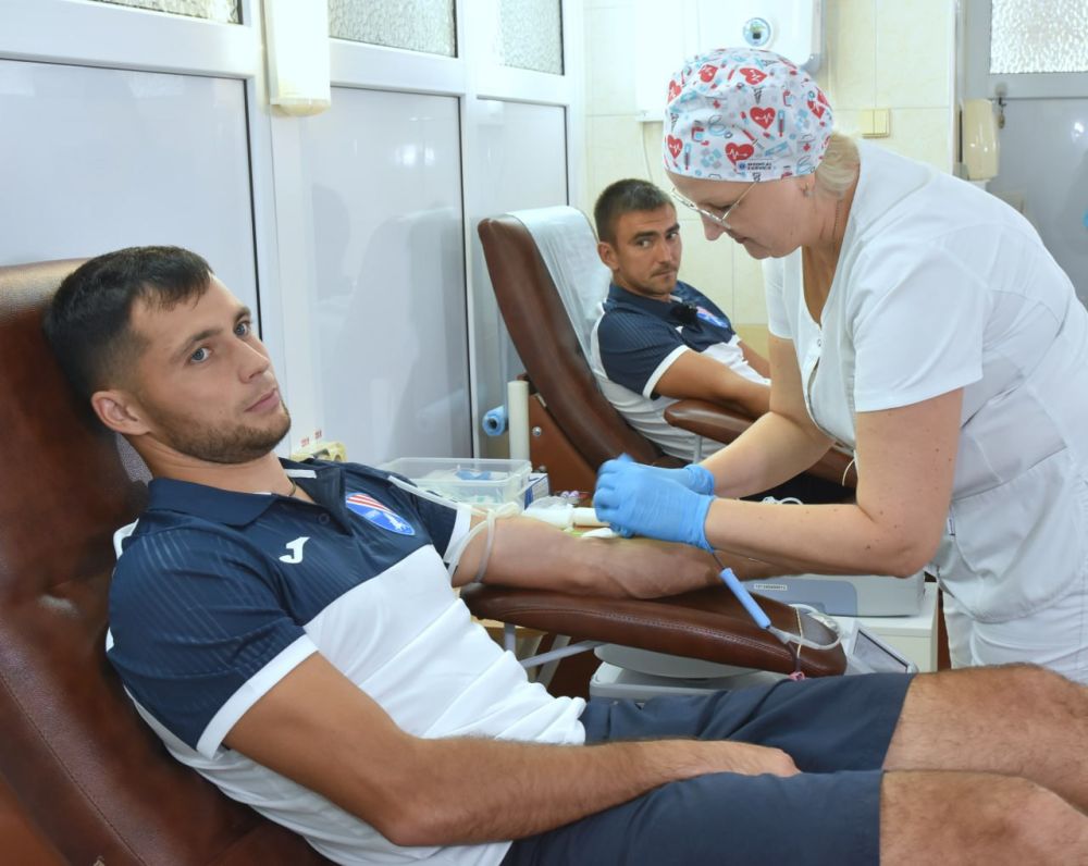 Футболисты клуба «Таврия» стали донорами крови и призвали крымчан последовать их примеру Футболисты клуба «Таврия» стали донорами крови и призвали крымчан последовать их примеру