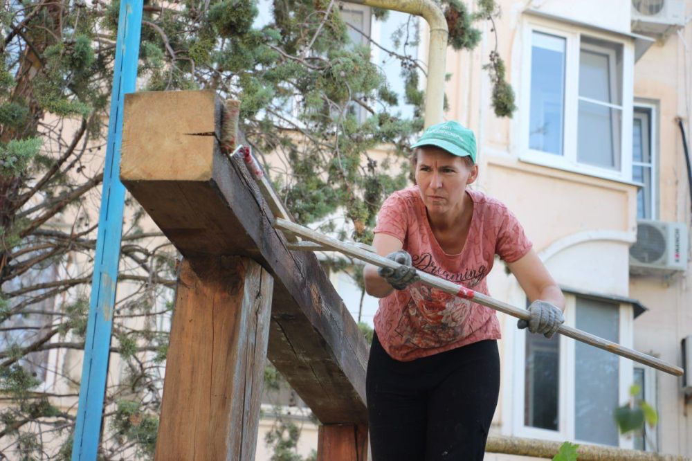 #ЖКХ_и_строительство. Беседка в зоне отдыха по ул. Сморжевского восстановлена! Бригада ремонтников завершила работы по восстановлению навеса #ЖКХ_и_строительство. Беседка в зоне отдыха по ул. Сморжевского восстановлена! Бригада ремонтников завершила работы по восстановлению навеса