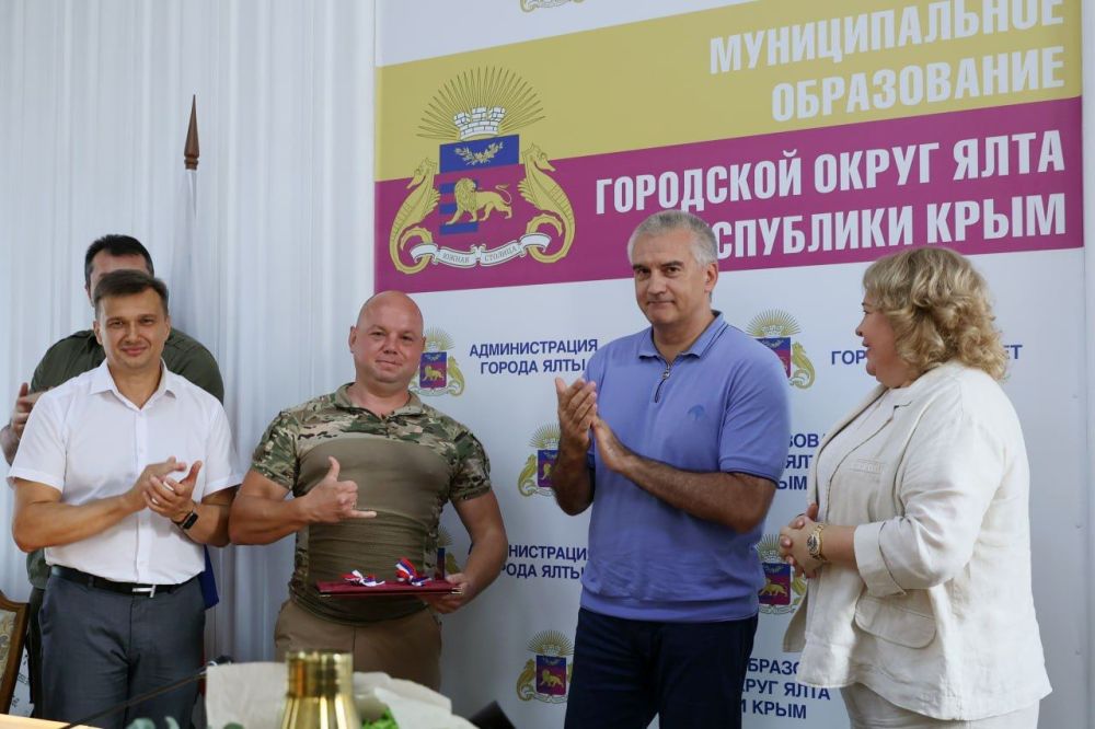 Аксёнов вручил награды и ключи от двух автомобилей участникам бригады народного ополчения Крыма Аксёнов вручил награды и ключи от двух автомобилей участникам бригады народного ополчения Крыма