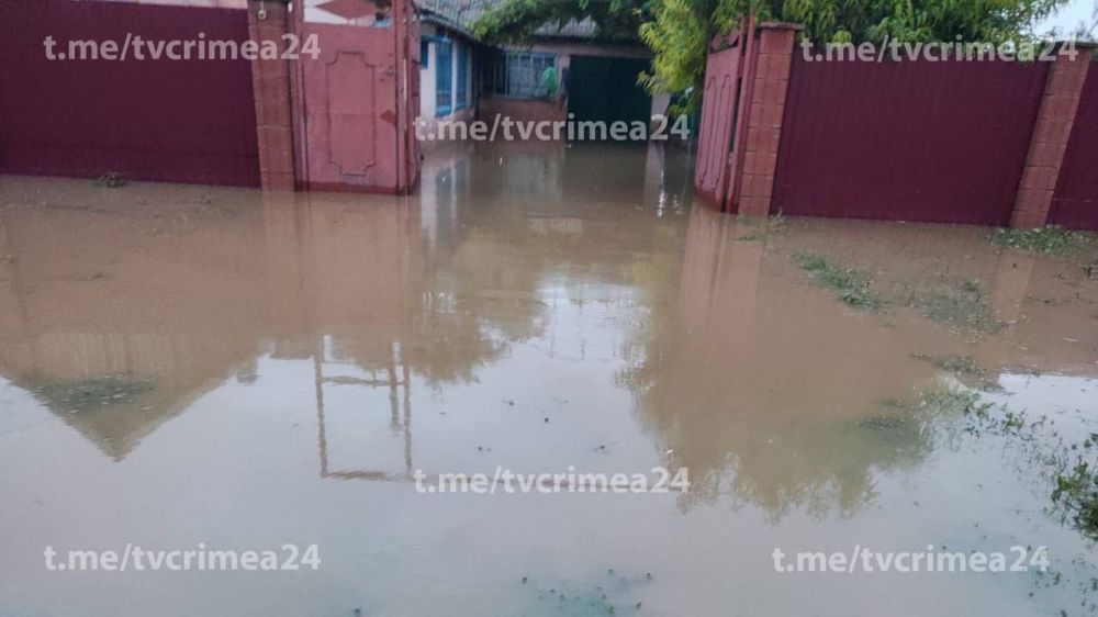 Воды в домах по колено: в Вишнёвке Красноперекопского района затопило одну из улиц Воды в домах по колено: в Вишнёвке Красноперекопского района затопило одну из улиц