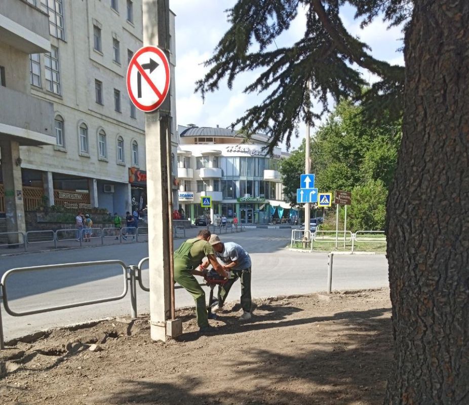«Городское благоустройство» трудится без выходных и праздничных дней, ведь уборкой городских территорий и озеленением необходимо заниматься ежедневно «Городское благоустройство» трудится без выходных и праздничных дней, ведь уборкой городских территорий и озеленением необходимо заниматься ежедневно