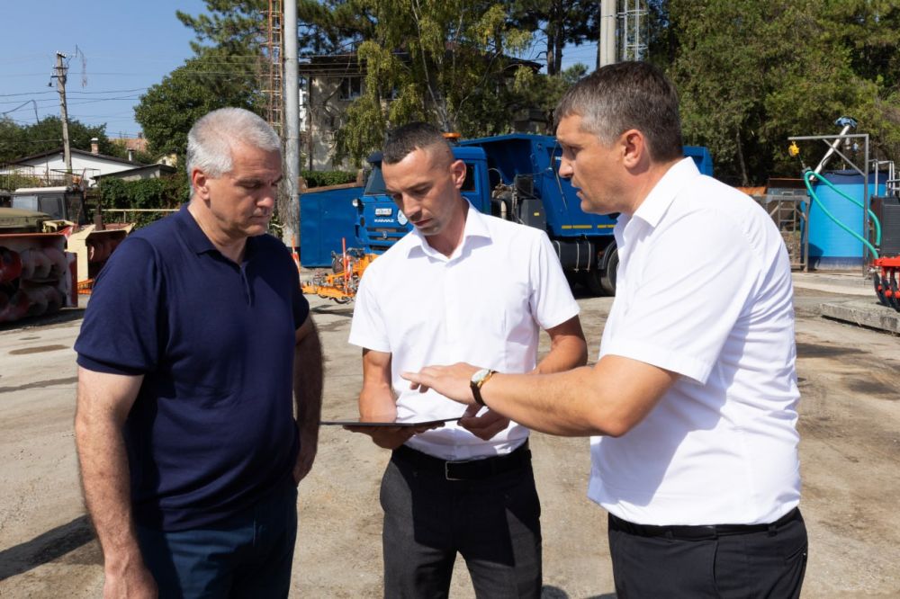 Сергей Аксёнов: Сегодня парк ГУП РК «Крымавтодор» пополнился новой специализированной техникой для выполнения ямочного ремонта дорожного покрытия, асфальтирования дорог и других целей Сергей Аксёнов: Сегодня парк ГУП РК «Крымавтодор» пополнился новой специализированной техникой для выполнения ямочного ремонта дорожного покрытия, асфальтирования дорог и других целей