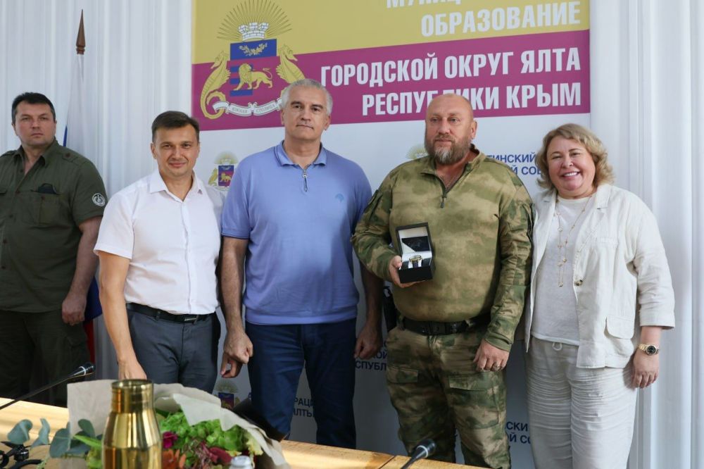 Аксёнов вручил награды и ключи от двух автомобилей участникам бригады народного ополчения Крыма Аксёнов вручил награды и ключи от двух автомобилей участникам бригады народного ополчения Крыма
