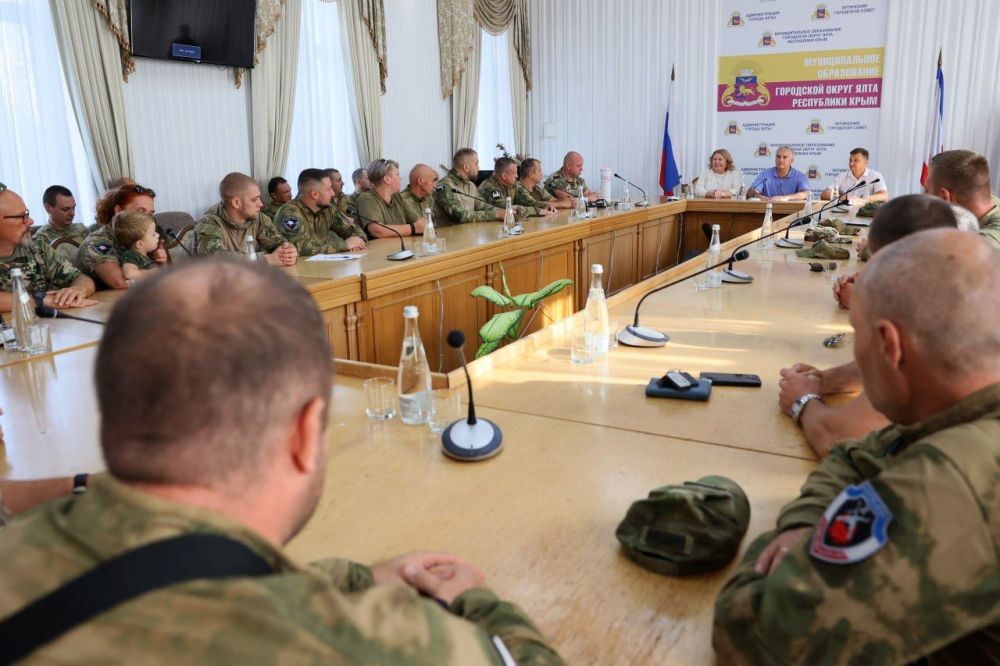 Аксёнов вручил награды и ключи от двух автомобилей участникам бригады народного ополчения Крыма Аксёнов вручил награды и ключи от двух автомобилей участникам бригады народного ополчения Крыма