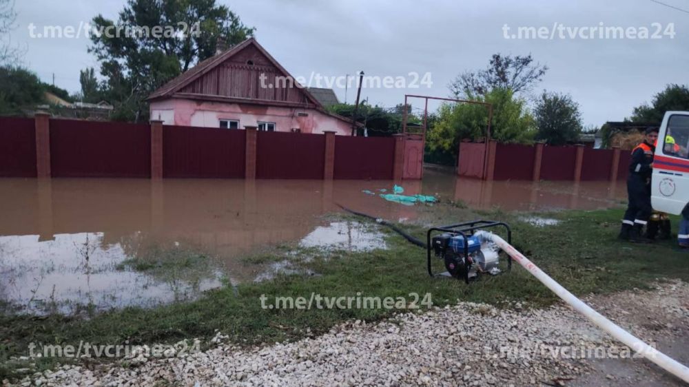 Воды в домах по колено: в Вишнёвке Красноперекопского района затопило одну из улиц Воды в домах по колено: в Вишнёвке Красноперекопского района затопило одну из улиц