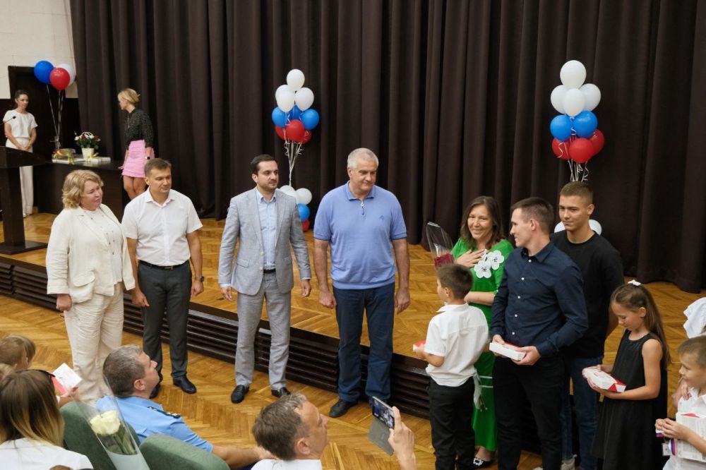 Валентина Лаврик: Первые удостоверения в Республике Крым многодетным семьям муниципального образования городской округ Ялта Колосовым и Паршутиным были вручены на встрече с Главой Республики Крым Сергеем Аксеновым Валентина Лаврик: Первые удостоверения в Республике Крым многодетным семьям муниципального образования городской округ Ялта Колосовым и Паршутиным были вручены на встрече с Главой Республики Крым Сергеем Аксеновым