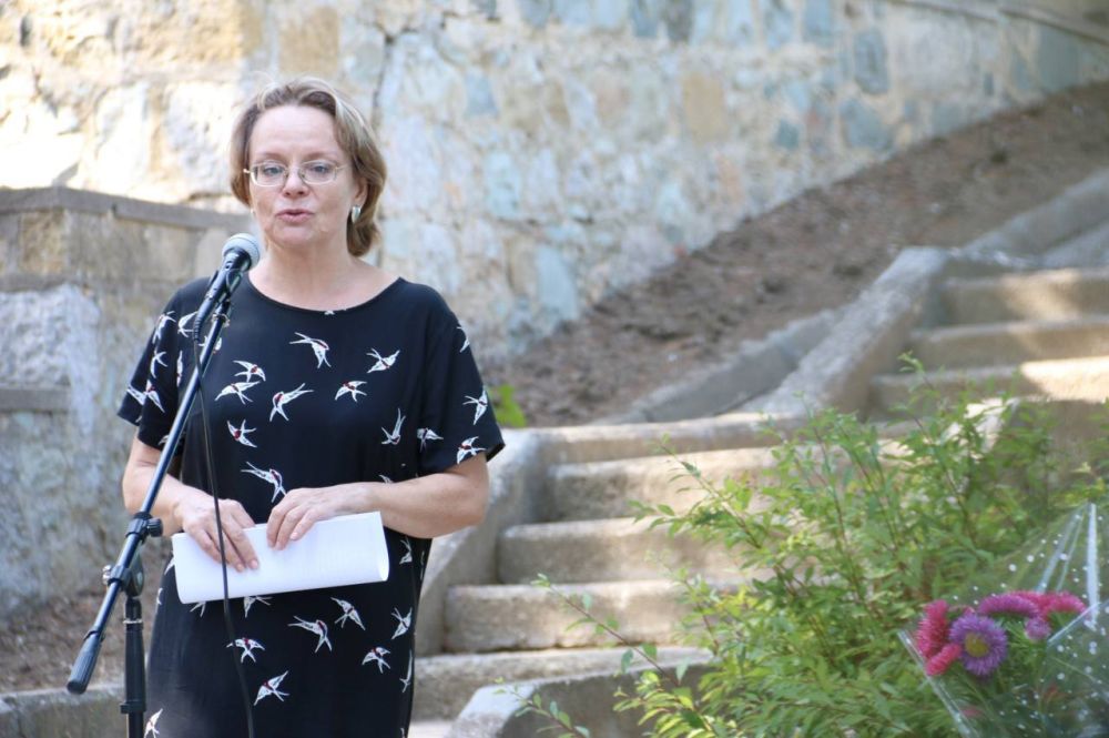 В Алуште открыли выставку из фондовой коллекции музея «Слово к молодым. С. Н. Сергеев-Ценский» ко Дню рождения писателя и Дню памяти воинов первой обороны Севастополя и Крымской войны В Алуште открыли выставку из фондовой коллекции музея «Слово к молодым. С. Н. Сергеев-Ценский» ко Дню рождения писателя и Дню памяти воинов первой обороны Севастополя и Крымской войны