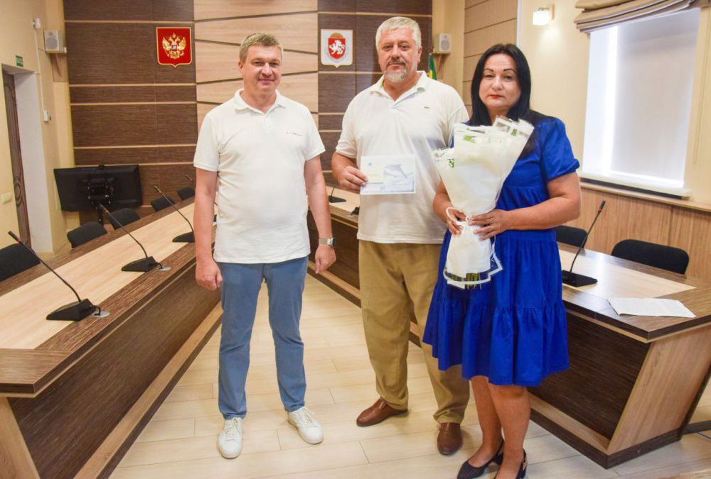 Александр Юрьев: Сегодня вручил первым двум евпаторийским многодетным семьям удостоверения нового образца Александр Юрьев: Сегодня вручил первым двум евпаторийским многодетным семьям удостоверения нового образца