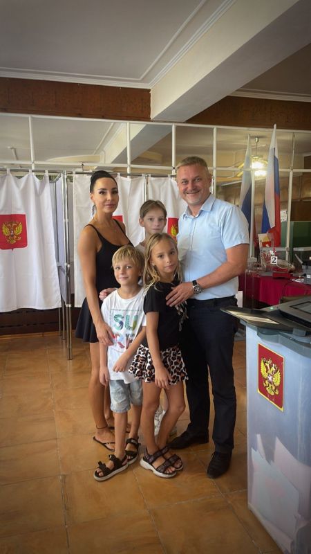 Игорь Ткаченко: Традиционно на выборы ходим всей семьей! И хотя младшие еще не обладают правом голоса, но для них важен пример родителей, который является главным инструментом воспитания Игорь Ткаченко: Традиционно на выборы ходим всей семьей! И хотя младшие еще не обладают правом голоса, но для них важен пример родителей, который является главным инструментом воспитания