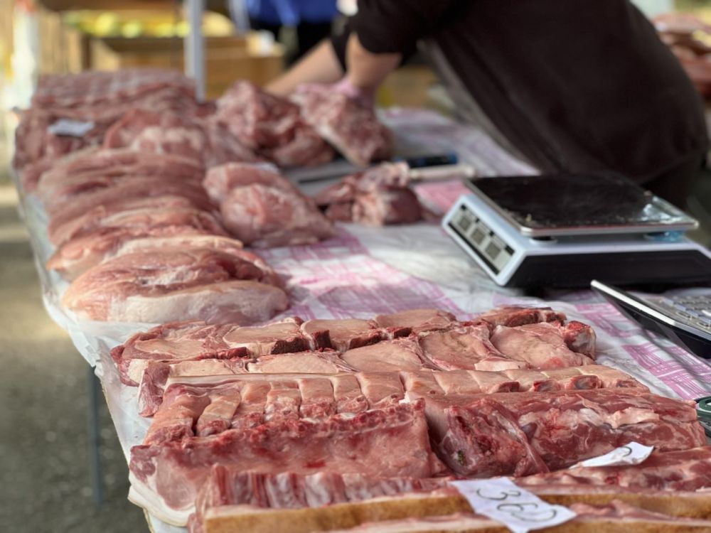 Более 100 производителей привезли более 50 тонн своей продукции на ярмарки, открывшиеся сегодня в Симферополе Более 100 производителей привезли более 50 тонн своей продукции на ярмарки, открывшиеся сегодня в Симферополе