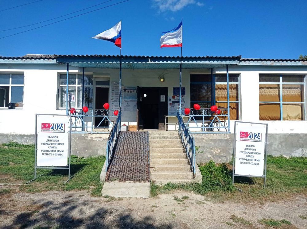 Даже в воскресенье крымчане приходят проголосовать на избирательные участки Даже в воскресенье крымчане приходят проголосовать на избирательные участки
