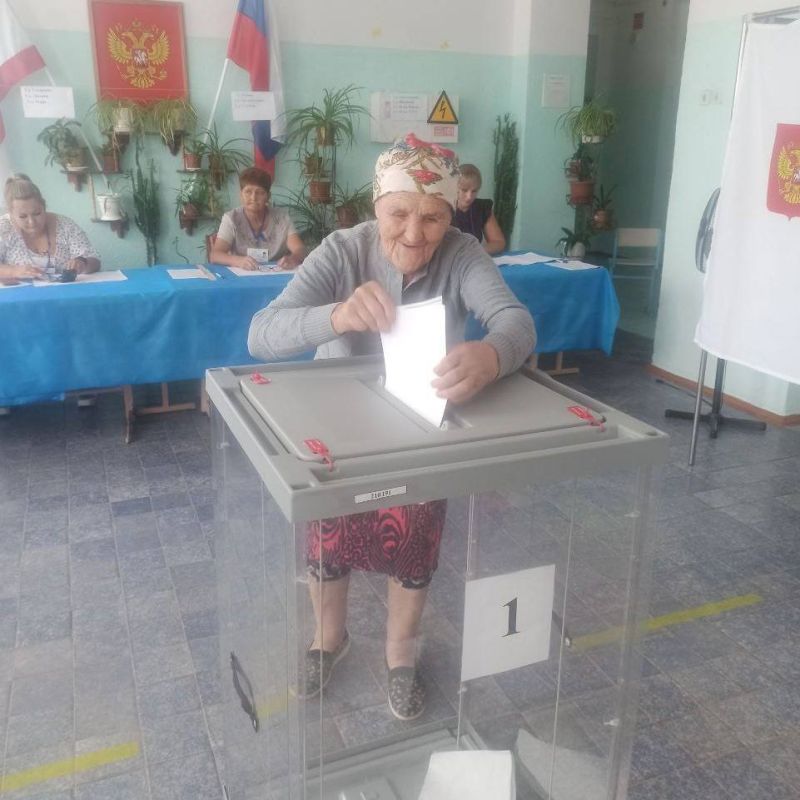 Даже в воскресенье крымчане приходят проголосовать на избирательные участки Даже в воскресенье крымчане приходят проголосовать на избирательные участки