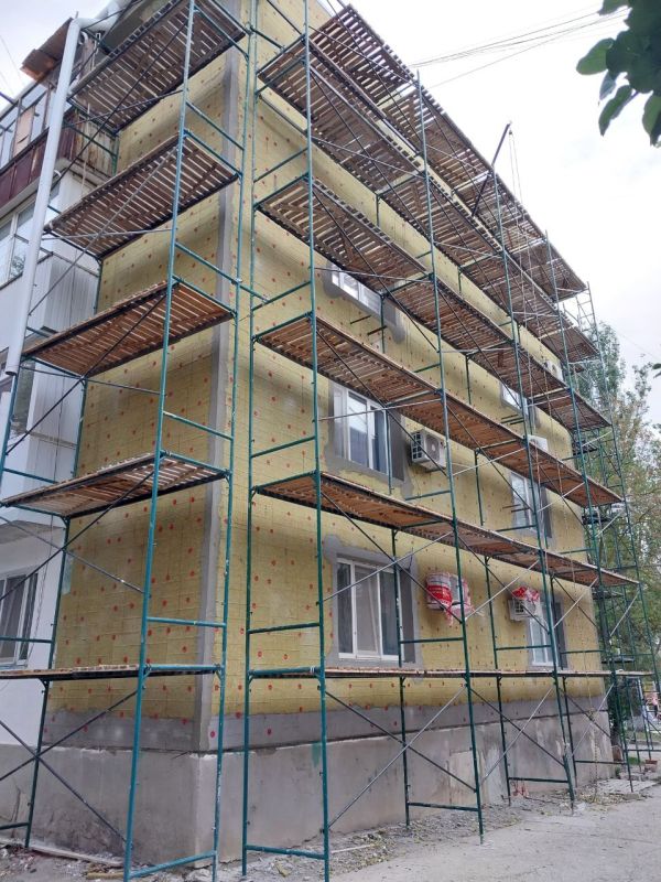 На Приморской, 8 вовсю идут работы по фасаду На Приморской, 8 вовсю идут работы по фасаду