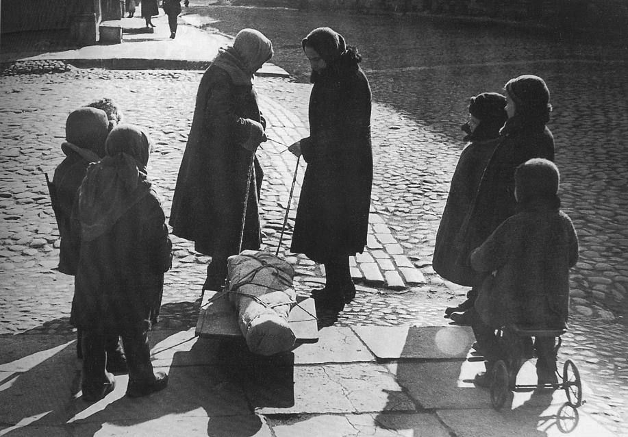 Владимир Немцев: 8 сентября 1941 года началась 872-дневная блокада Ленинграда — одна из самых трагических и героических страниц Великой Отечественной войны Владимир Немцев: 8 сентября 1941 года началась 872-дневная блокада Ленинграда — одна из самых трагических и героических страниц Великой Отечественной войны