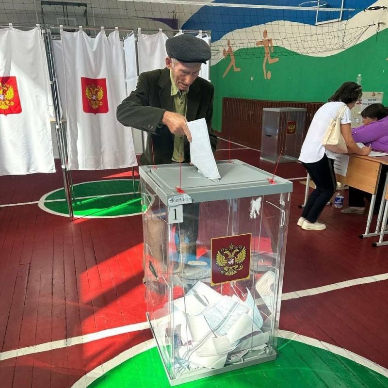 Даже в воскресенье крымчане приходят проголосовать на избирательные участки Даже в воскресенье крымчане приходят проголосовать на избирательные участки