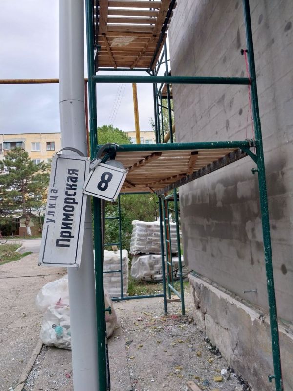 На Приморской, 8 вовсю идут работы по фасаду На Приморской, 8 вовсю идут работы по фасаду
