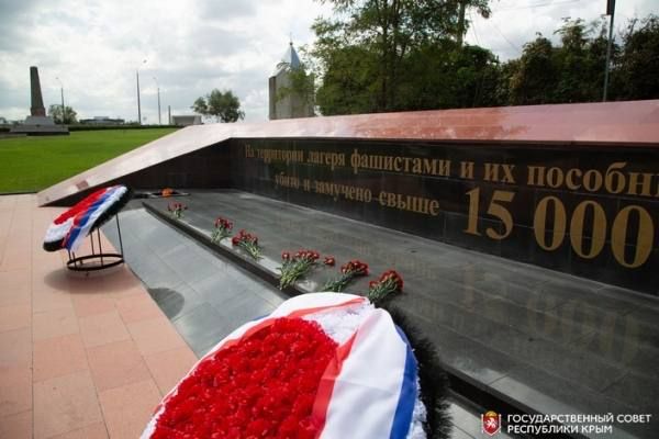 В Крыму почтили память жертв фашизма В Крыму почтили память жертв фашизма