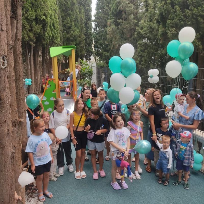 Делимся хорошими новостями: в Алупке появилась новая детская площадка Делимся хорошими новостями: в Алупке появилась новая детская площадка