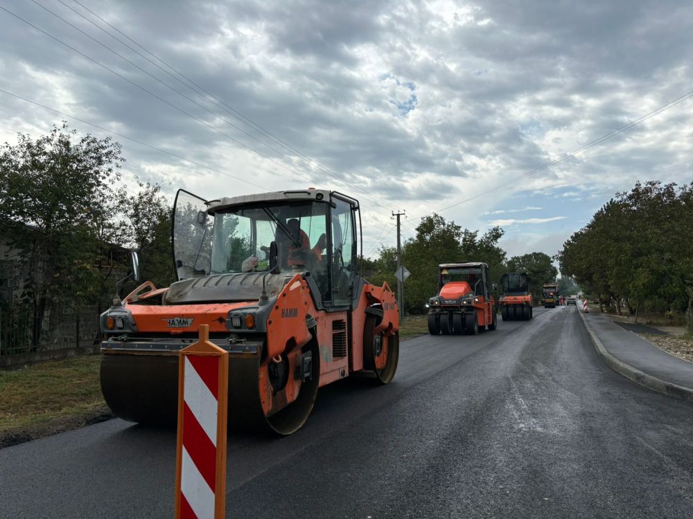 Благодаря национальному проекту «Безопасные качественные дороги» в Крыму завершается ремонт участка дороги общего пользования межмуниципального значения «Золотое ПолеКурское» до автодороги Белогорск – Феодосия протяженностью более 10 км Благодаря национальному проекту «Безопасные качественные дороги» в Крыму завершается ремонт участка дороги общего пользования межмуниципального значения «Золотое ПолеКурское» до автодороги Белогорск – Феодосия протяженностью более 10 км