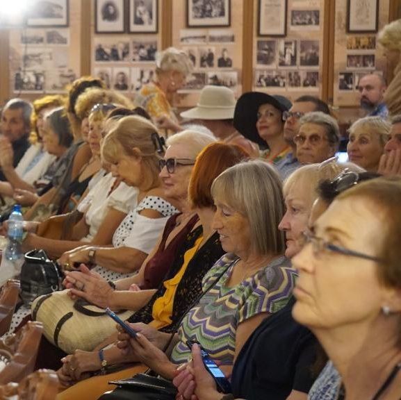 Миниатюры, спектакли и постановки – в Ялте стартовал Фестиваль любительских театров Миниатюры, спектакли и постановки – в Ялте стартовал Фестиваль любительских театров