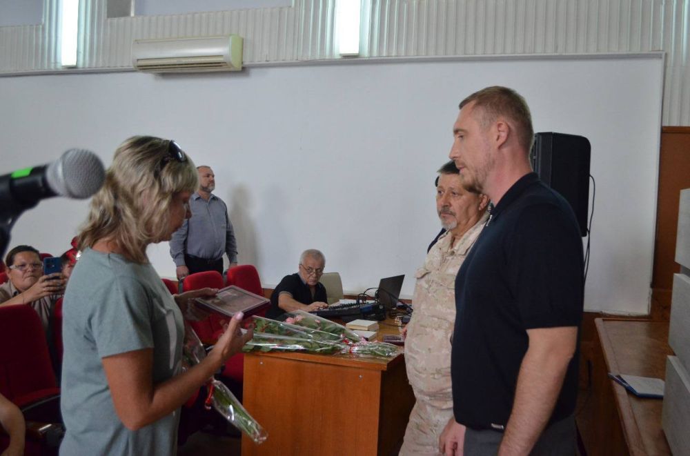 За мужество, отвагу и самоотверженность, проявленные при исполнении воинского долга в зоне проведения специальной военной... За мужество, отвагу и самоотверженность, проявленные при исполнении воинского долга в зоне проведения специальной военной...