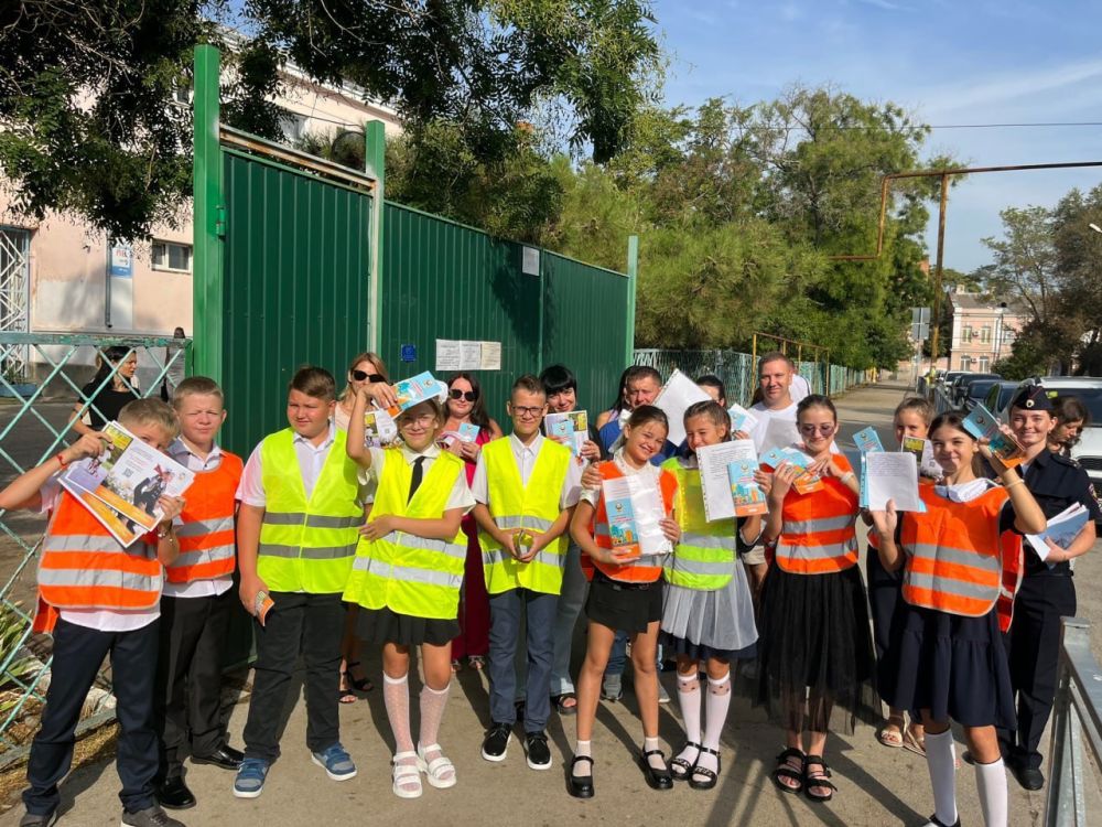 В рамках оперативно-профилактического мероприятия «Внимание - дети!» сотрудники Госавтоинспекции Феодосии с юными инспекторами движения школы №2 провели акцию «Безопасным дорогам скажем: «Да!» В рамках оперативно-профилактического мероприятия «Внимание - дети!» сотрудники Госавтоинспекции Феодосии с юными инспекторами движения школы №2 провели акцию «Безопасным дорогам скажем: «Да!»