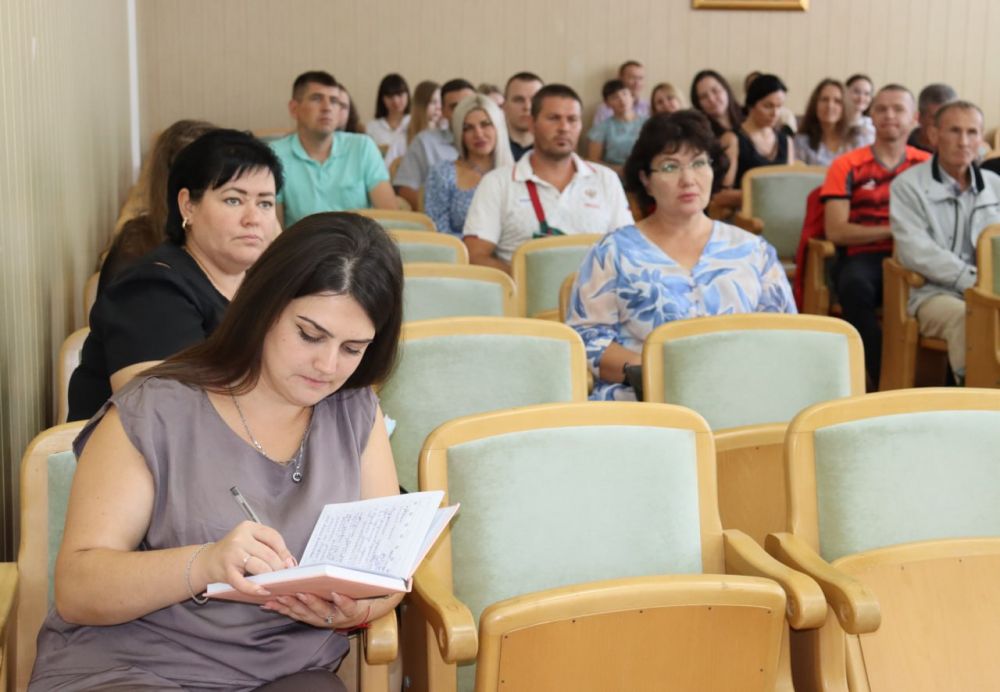 В администрации Симферопольского района директор Центра «Предуниверсарий КФУ им. Вернадского» провел лекцию на тему «Спецоперация: факты против домыслов. Почему спецоперация была неизбежна?» В администрации Симферопольского района директор Центра «Предуниверсарий КФУ им. Вернадского» провел лекцию на тему «Спецоперация: факты против домыслов. Почему спецоперация была неизбежна?»