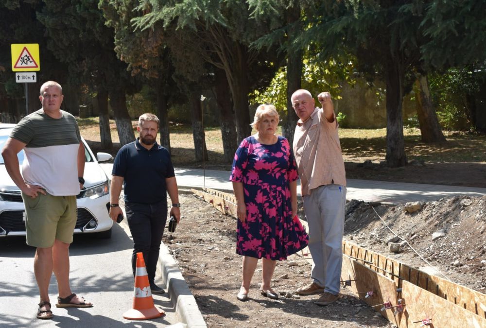 Галина Огнёва: В продолжение рабочего выезда совместно с Главой муниципального образования, председателем Алуштинского городского совета Борисом Егоровым посетили улицу Ялтинскую Галина Огнёва: В продолжение рабочего выезда совместно с Главой муниципального образования, председателем Алуштинского городского совета Борисом Егоровым посетили улицу Ялтинскую